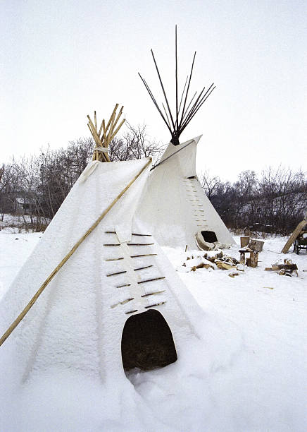 due tipis in inverno - north american tribal culture teepee winter canada foto e immagini stock