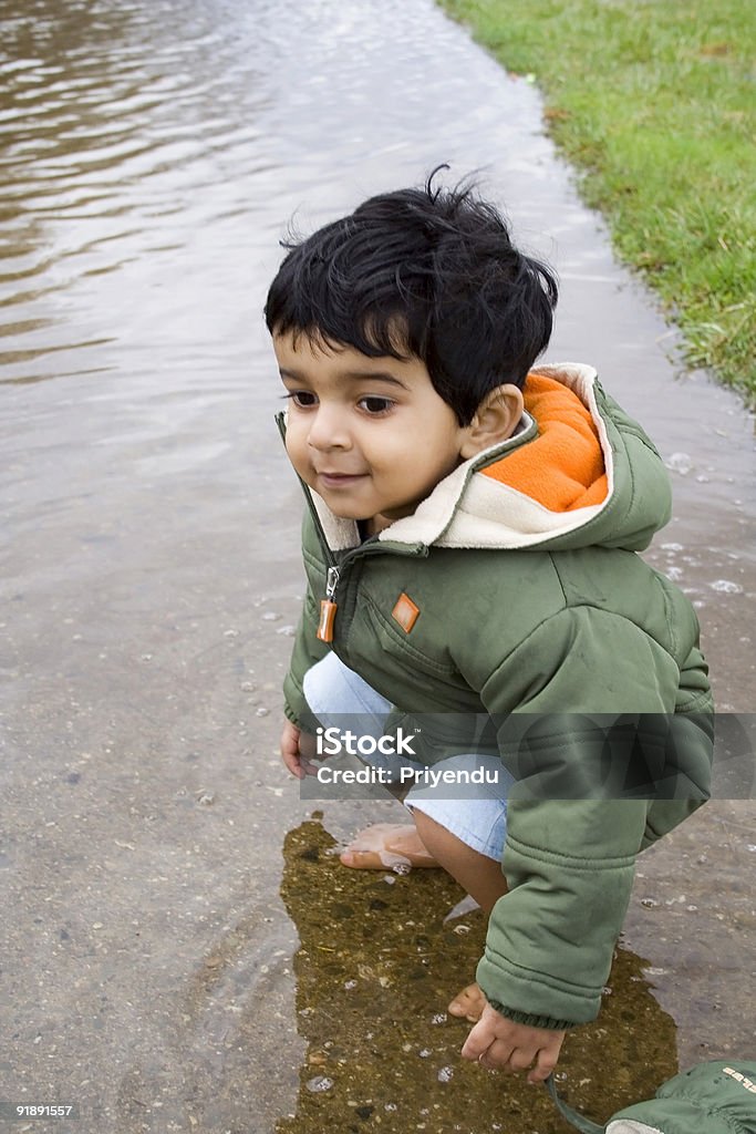 Criança brincando na água. - Foto de stock de Azul royalty-free