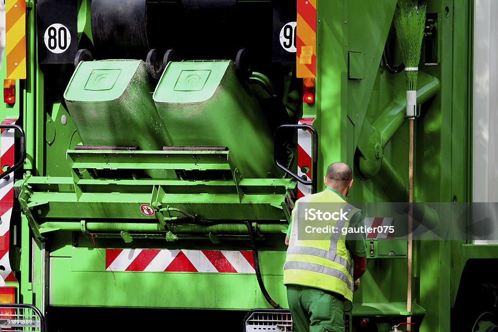 Samochód ciężarowy do wywozu śmieci i pracowników - Zbiór zdjęć royalty-free (Pracownik służb oczyszczania miasta)