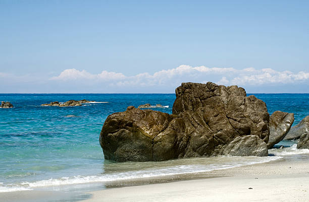 Praia, mar e pedras - fotografia de stock