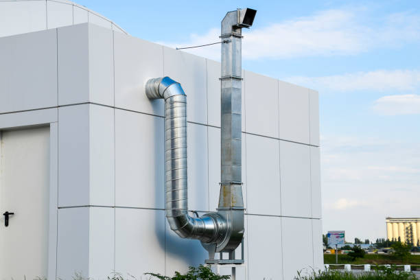 cappa di ventilazione con un tubo dietro l'edificio del caffè. - exhaust fan foto e immagini stock