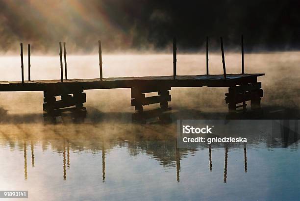 Sunrise Niebla Y Al Lago Foto de stock y más banco de imágenes de Agua - Agua, Alegría, Anochecer