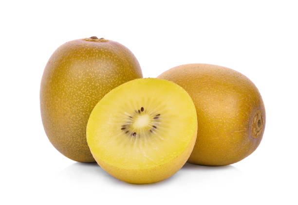 inteira e metade da fruta kiwi amarelo ou ouro isolada no fundo branco - fruta kiwi - fotografias e filmes do acervo