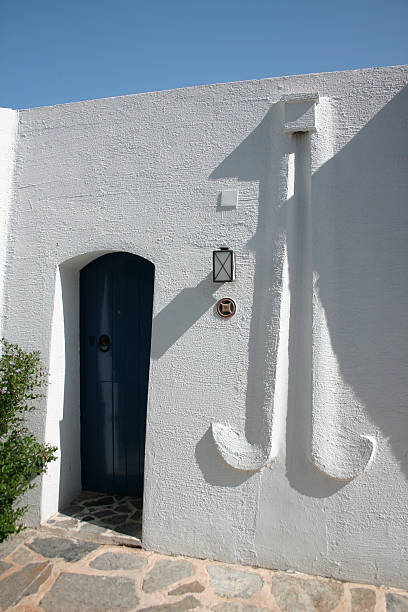 apartamento griego puerta - scenics multi colored greece blue fotografías e imágenes de stock