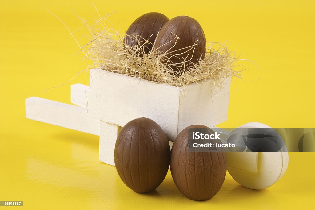 Quattro uova di Pasqua e pushcart - Foto stock royalty-free di Bianco