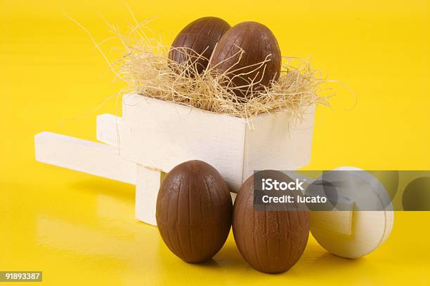 Quattro Uova Di Pasqua E Pushcart - Fotografie stock e altre immagini di Bianco - Bianco, Carino, Carrello