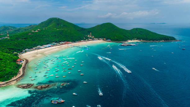 koh larn island peaceful and popular tourist destination. beautiful landscape of thailand sea and boats.speed boats on crystal clear water. pattaya city,thailand. - pattaya imagens e fotografias de stock