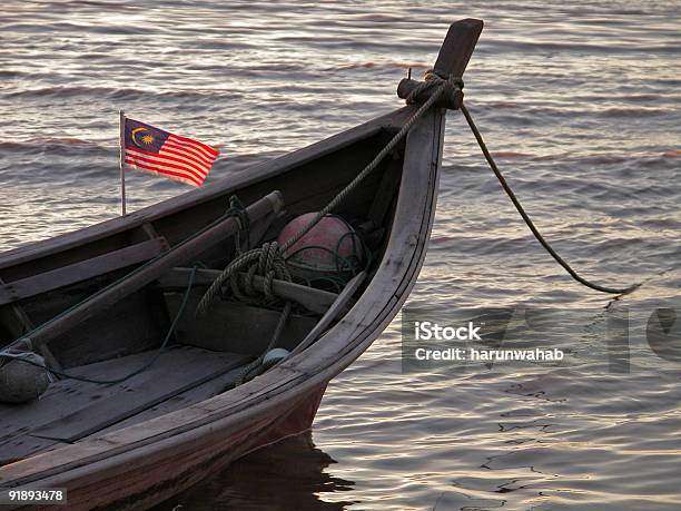 Barco En El Mar Los Pescadores De Trabaje Con Bandera Malaya Foto de stock y más banco de imágenes de Agua