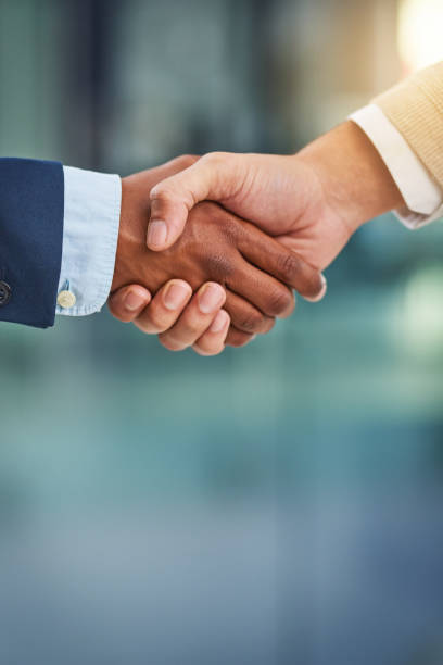 la fusione di due grandi del business - handshake human hand business relationship business foto e immagini stock