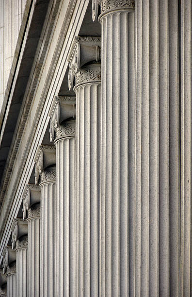 großen stein säulen - column courthouse justice government stock-fotos und bilder