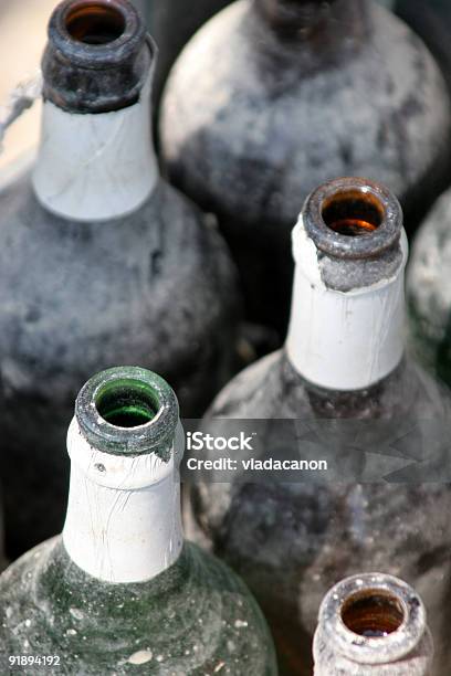 Flaschen Stockfoto und mehr Bilder von Alkoholisches Getränk - Alkoholisches Getränk, Alkoholismus, Altertümlich