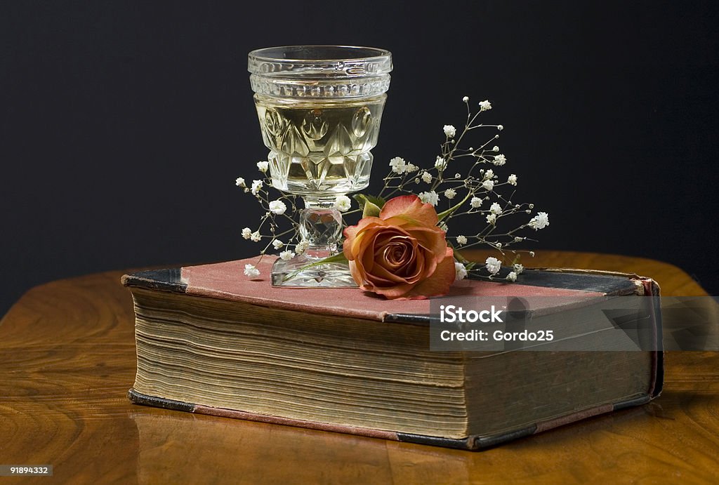 Libro antiguo con vino y rosas - Foto de stock de Libro libre de derechos
