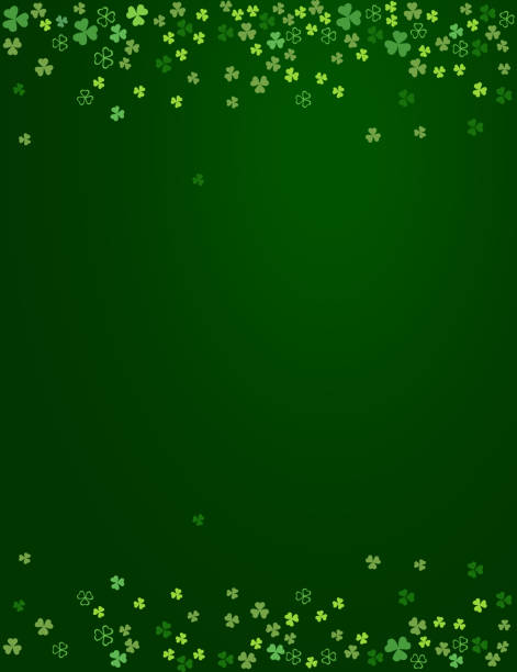 kleeblätter kleeblatt auf dunkelgrünen hintergrund isoliert - irish culture st patricks day backgrounds clover stock-grafiken, -clipart, -cartoons und -symbole