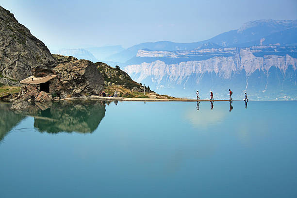 걷기 edge - lake tranquil scene landscape zen like 뉴스 사진 이미지