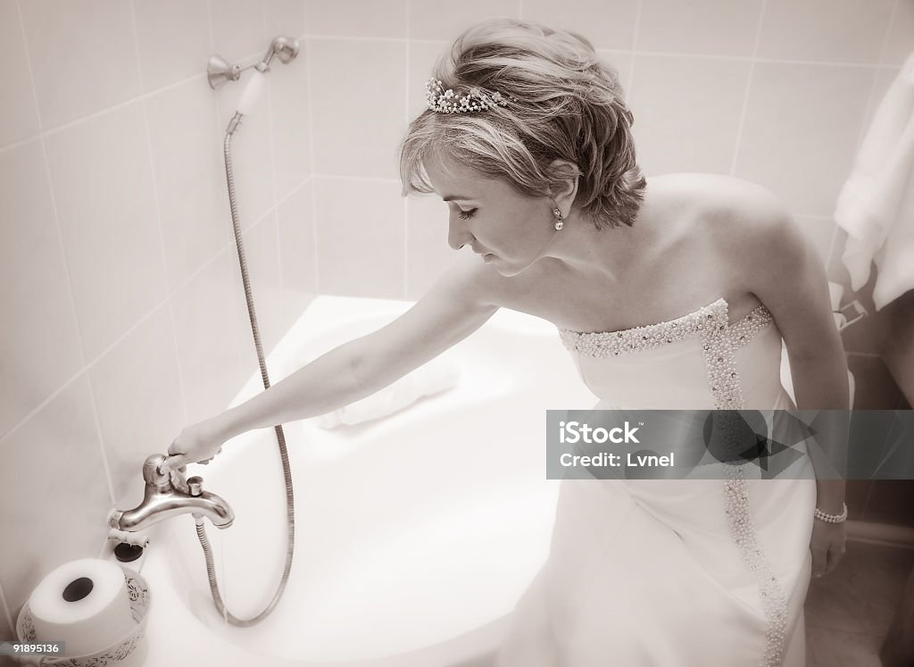 Wunderschöne Braut sich ein Bad bereit - Lizenzfrei Attraktive Frau Stock-Foto