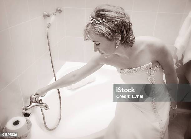 Wunderschöne Braut Sich Ein Bad Bereit Stockfoto und mehr Bilder von Attraktive Frau - Attraktive Frau, Badewanne, Badezimmer