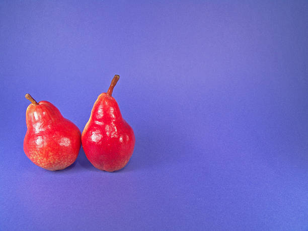 deux poires bio - bartlett pear red pear two objects photos et images de collection