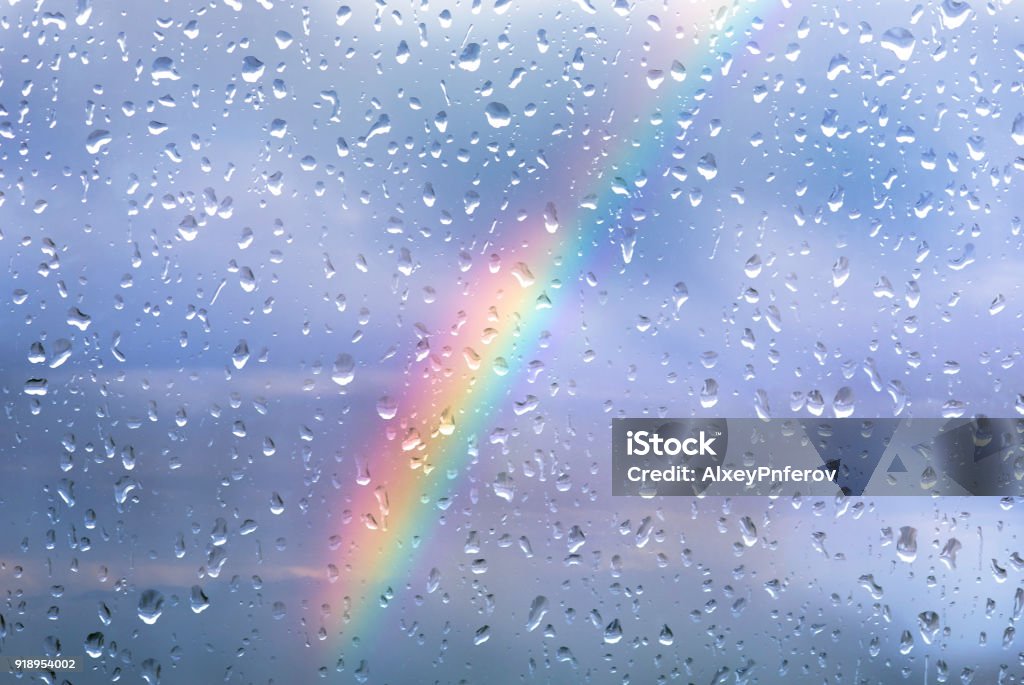 Arcobaleno attraverso una finestra con gocce dopo tempesta - Foto stock royalty-free di Pioggia