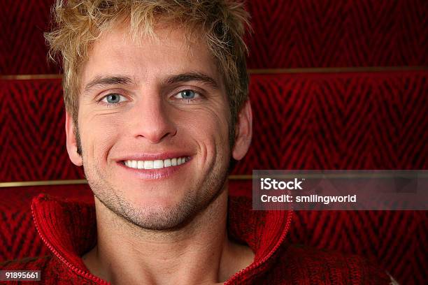 Młody Człowiek Uśmiech Na Czerwony Stair - zdjęcia stockowe i więcej obrazów Adolescencja - Adolescencja, Blond włosy, Dorosły