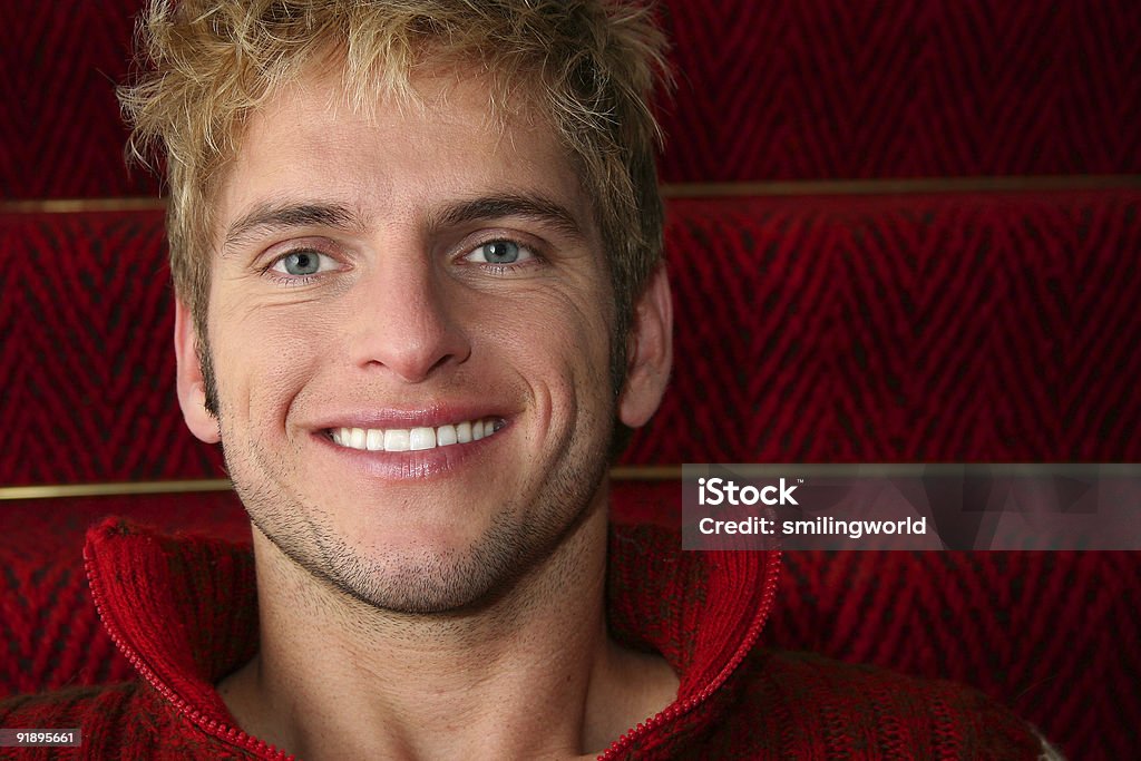 Jovem sorridente em vermelho escada - Foto de stock de Adolescente royalty-free