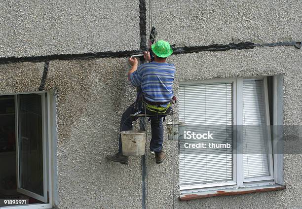 Trabalhador Em Obras De Renovação De Um Bloco De Apartamentos - Fotografias de stock e mais imagens de Trabalhar