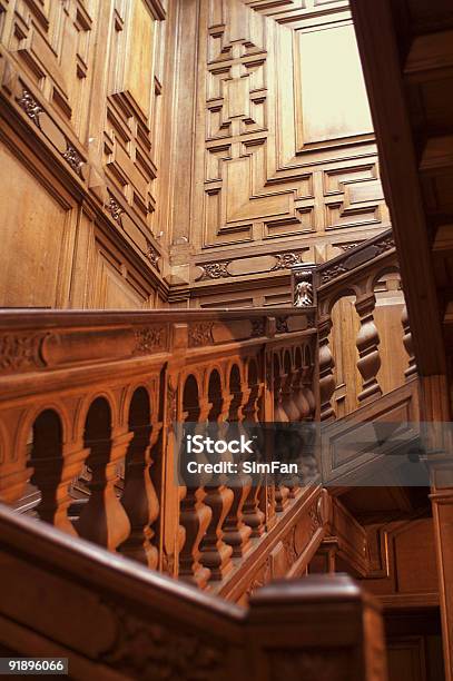 Scala In Legno Rosso - Fotografie stock e altre immagini di Albero - Albero, Ambientazione interna, Antico - Condizione