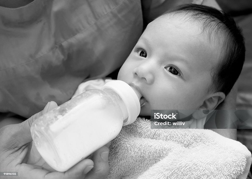 Primer plano de un recién nacido bebé alimentar - Foto de stock de 0-11 meses libre de derechos