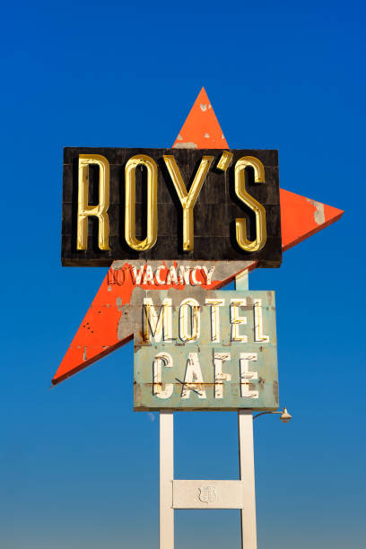 vintage neon sign of roy's motel and cafe on route 66 - sign old fashioned motel sign retro revival imagens e fotografias de stock
