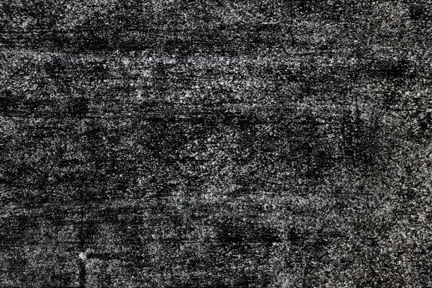 textura de giz de cor branca grunge no fundo da placa preta - carimbo - fotografias e filmes do acervo