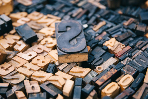 istock Vintage old printing letters 918985130