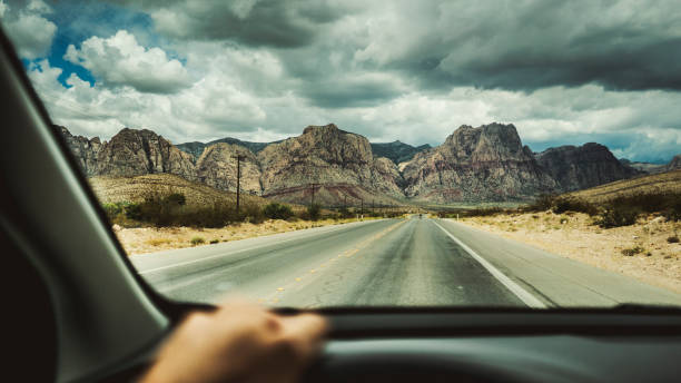 pov砂漠高速道路で車を運転 - desert road road highway california ストックフォトと画像