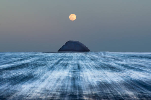 luna llena sobre la isla de la roca - humboldt county california coastline island fotografías e imágenes de stock