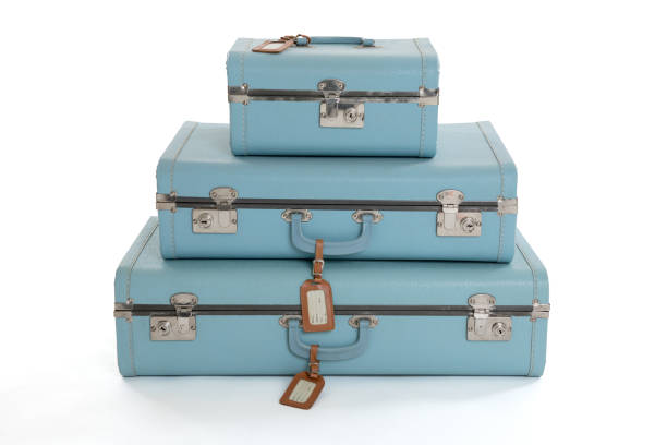стек винтаж�ных чемоданов - suitcase label old old fashioned стоковые фото и изображения