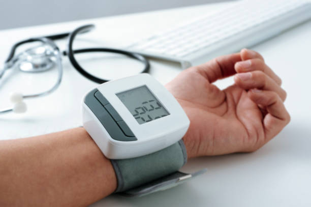 measuring the blood pressure of a patient - 5934 imagens e fotografias de stock