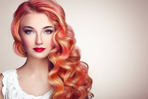 красота модель девушка с красочными окрашенными волосами - hair care human hair women blond hair стоковые фото и изображения