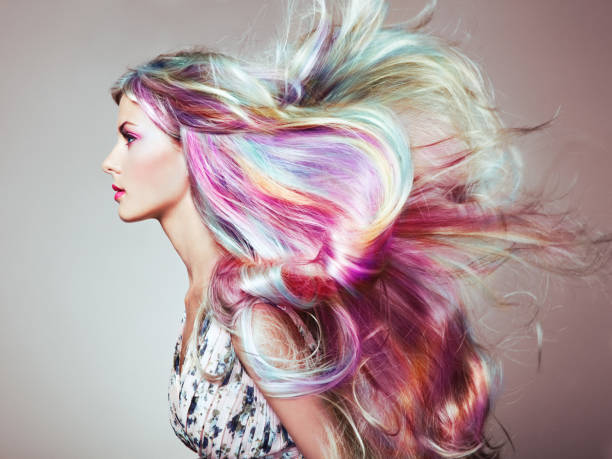 chica de belleza fashion modelo con pelo teñido de colores - arco iris fotos fotografías e imágenes de stock
