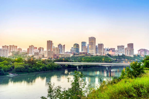 edmonton centrum po zachodzie słońca, alberta, kanada - river view zdjęcia i obrazy z banku zdjęć