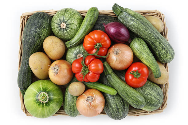 calabacín de alimentación vista superior con tomates, cebolla y patatas en mimbre, cesta aislada sobre fondo blanco - vegetable basket fotografías e imágenes de stock