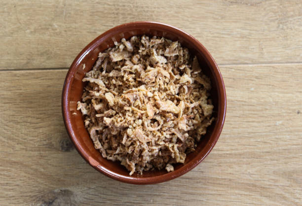 istock Stone bowl with fried onions on wooden background 919169616