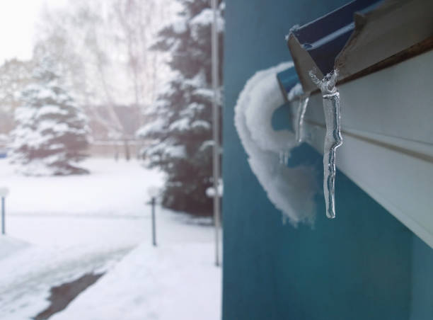 istock Icicle under the roof. Abstract winter image with copy-space, focus on the foreground. 919183316