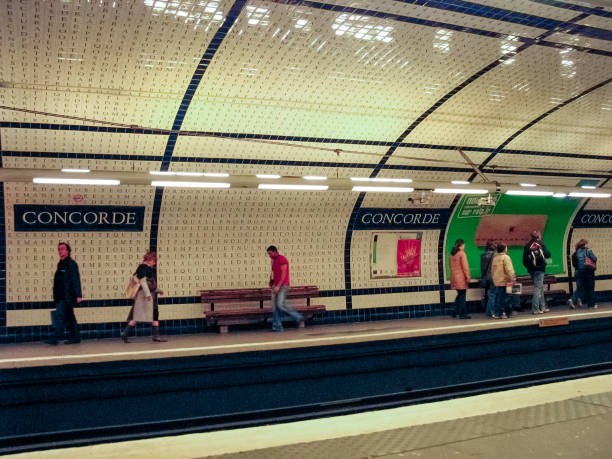 人々 は、パリ、フランスのコンコルド地下駅の地下鉄の電車を待ちます。 - metropolitain ストックフォトと画像