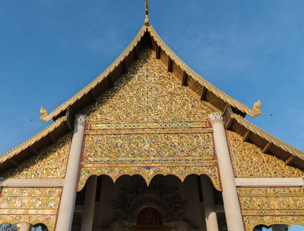 reich verzierte fassade des thailändischen buddhistischen tempel. - gable end stock-fotos und bilder