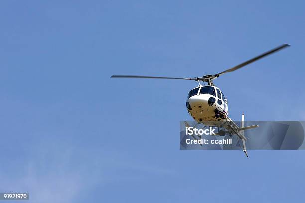Elicottero - Fotografie stock e altre immagini di A mezz'aria - A mezz'aria, Blu, Cielo