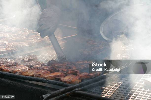 Parrillas Al Aire Libre Foto de stock y más banco de imágenes de Barbacoa - Comida - Barbacoa - Comida, Humo - Estructura física, Parrillera