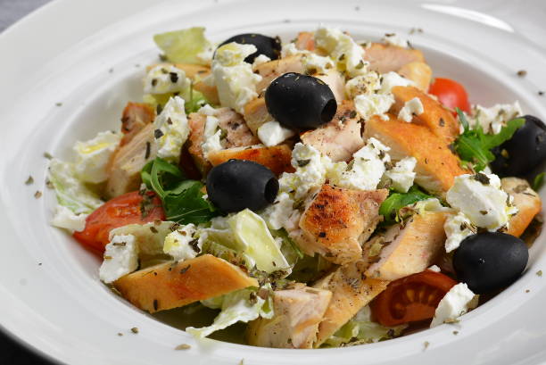 オリーブとチーズのグリルチキン サラダ - greek cuisine chicken grilled grilled chicken ストックフォトと画像