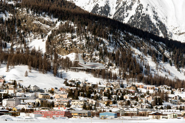 un jet privado del aterrizaje al aeropuerto de st. moritz en montañas nevadas en los alpes de suiza - st moritz engadine landscape village fotografías e imágenes de stock