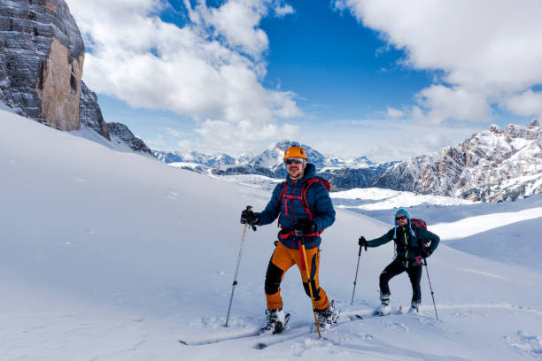 スキーヤー ツーリングの周り、cime ドロミテ、イタリアの - sports helmet powder snow ski goggles skiing ストックフォトと画像