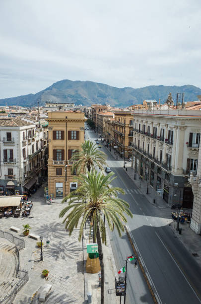 vista superior en via roma en palermo, italia - plaza san domenico fotografías e imágenes de stock