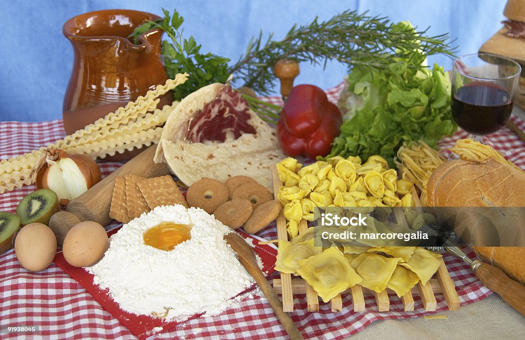 Massa, ovos, farinha, bolachas, produtos hortícolas, Vinho - Royalty-free Alimentação Saudável Foto de stock