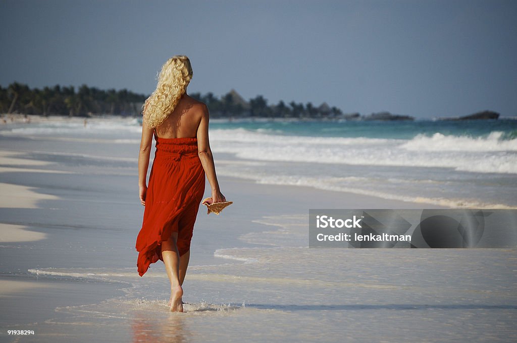 Frau zu Fuß am tropischen Strand - Lizenzfrei Blau Stock-Foto